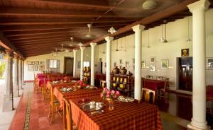 庫魯庫迪的住宿－The Bangala Chettinad，一间在房间内配有桌椅的餐厅