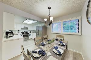 una cucina e una sala da pranzo con tavolo e sedie di Palm Tree Retreat Unit 128 Permit# 4330 a Palm Springs