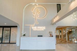 uma frente de loja com um sinal que lê o orgulho em The Pride Hotel Phitsanulok em Phitsanulok