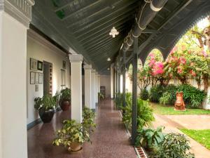 庫魯庫迪的住宿－The Bangala Chettinad，楼内带有盆栽的走廊