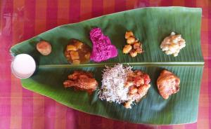 庫魯庫迪的住宿－The Bangala Chettinad，绿色的盘子,上面有不同种类的食物