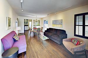 uma sala de estar com um sofá e uma mesa em Retro Hideaway 838 em Ventura