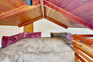 um quarto com almofadas roxas e um tecto de madeira em Retro Hideaway 838 em Ventura
