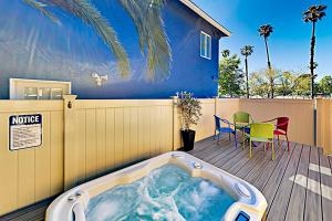 uma banheira de hidromassagem num deque com uma mesa e cadeiras em Retro Hideaway 838 em Ventura
