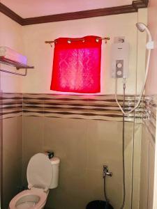 Baybay的住宿－Red Palm Inn balcony room with Netflix，一间带红色窗户和卫生间的浴室