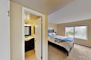 1 dormitorio con cama, lavabo y ventana en Sand Dollar Paradise, en La Selva Beach