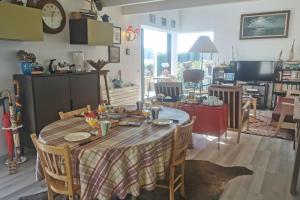 Restaurace v ubytování Maison de pêcheur - Coucher de soleil en terrasse