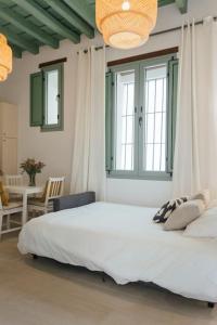 sypialnia z dużym łóżkiem i oknem w obiekcie One&lux Gran Poder - Cozy twin bedroom central Apartment w Sewilli
