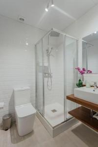 łazienka z prysznicem, toaletą i umywalką w obiekcie One&lux Gran Poder - Cozy twin bedroom central Apartment w Sewilli +21 zdjęć