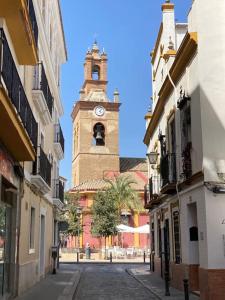wieża zegarowa na środku ulicy w obiekcie One&lux Gran Poder - Cozy twin bedroom central Apartment w Sewilli