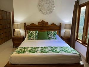 Ένα ή περισσότερα κρεβάτια σε δωμάτιο στο Villa Tenang Legian +97 φωτογραφίες