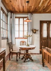 - une salle à manger avec une table et des chaises dans l'établissement Hotel La Casa de las Sirenas, à Tlacotalpan