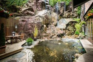 Ein Garten an der Unterkunft Hotel Isaacs Cork City