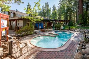 una piscina en el patio trasero de una casa en Rocky Point Charms, en Truckee