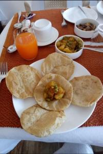 un plato de comida con pan de pita y salsa en Gaurav guest house, en Bodh Gaya