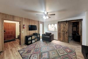 ein Wohnzimmer mit einem Sofa und einem Deckenventilator in der Unterkunft Mountain Charm in Homewood