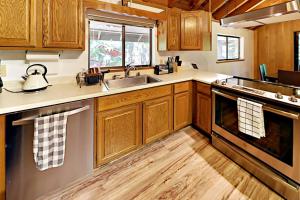 eine Küche mit Holzschränken und einem Waschbecken in der Unterkunft Mountain Charm in Homewood