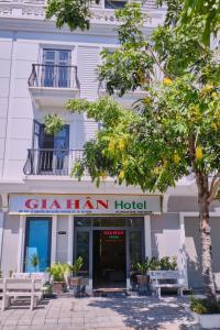 um edifício com um sinal para um hotel chan em Gia Hân Hotel em Tuy Hoa