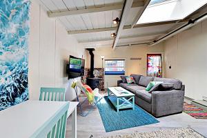 uma sala de estar com um sofá e uma televisão em Beach Haven em Santa Cruz