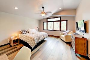 een slaapkamer met een bed, een bank en een tv bij Arrowhead Adventures in South Lake Tahoe