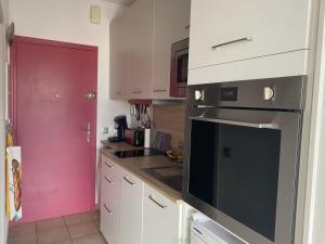 a kitchen with a red door and a pink door at Studio Climatisé à Banyuls-sur-Mer, Terrasse, WIFI, Proche Plage - FR-1-309-323 in Banyuls-sur-Mer
