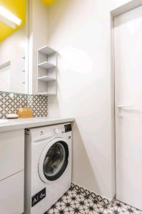 lavadero con lavadora y secadora en HaPPy Inn VIP, Self Check-In-24x7, A-C, Parking-in-the-underground-Garage, en Vilna