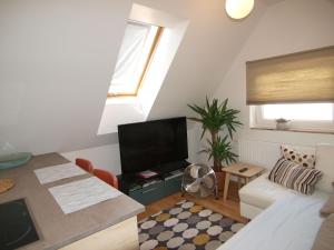 A television and/or entertainment centre at Pension Kohlweg
