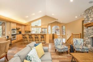 a living room with a couch and a kitchen at Cochise Adventures in South Lake Tahoe