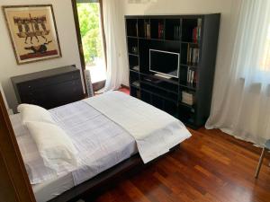 Voodi või voodid majutusasutuse Near Como, charming apartment with fireplace toas