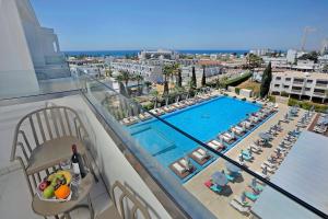 una habitación de hotel con vistas a la piscina en Nestor Hotel, en Ayia Napa