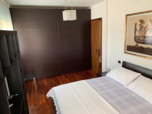 Voodi või voodid majutusasutuse Near Como, charming apartment with fireplace toas