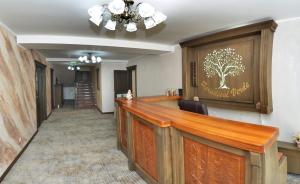 uma sala de tribunal com um mural de árvore na parede em Pensiunea Paradisul Verde em Oglinzi