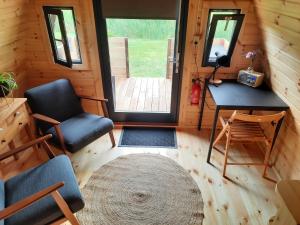 een kamer met 2 stoelen en een bureau in een hut bij Vakantiehuisjes Marsherne in Poppingawier