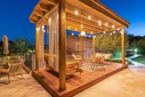 - un kiosque en bois éclairé dans l'établissement Les Bastides Saint Paul, à Saint-Paul-de-Vence