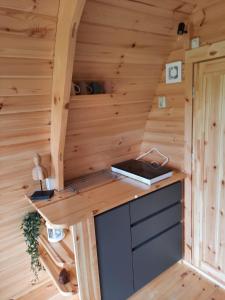 a kitchen in a tiny house at Vakantiehuisjes Marsherne in Poppingawier