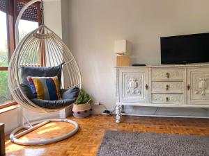 Telewizja i/lub zestaw kina domowego w obiekcie Apartamento La Muralla parking gratis
