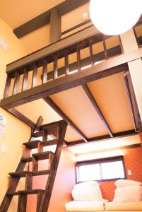 東京にあるJapanese Modern House in Shinagawaのはしご付きの部屋の二段ベッド1台分です。