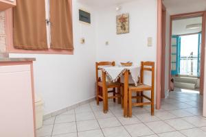 una sala da pranzo con tavolo e sedie di Studios Naxos a Naxos Chora