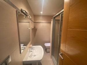 Łazienka w obiekcie Albamar frontline Beach apartment 3 bedrooms