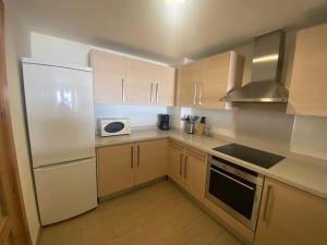 Kuchnia lub aneks kuchenny w obiekcie Albamar frontline Beach apartment 3 bedrooms
