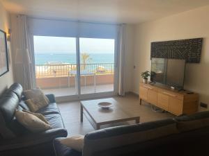Telewizja i/lub zestaw kina domowego w obiekcie Albamar frontline Beach apartment 3 bedrooms