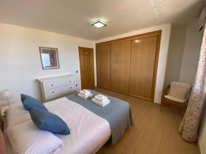 Łóżko lub łóżka w pokoju w obiekcie Albamar frontline Beach apartment 3 bedrooms
