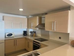 Ett kök eller pentry på Albamar frontline Beach apartment 3 bedrooms