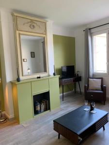 Televízia a/alebo spoločenská miestnosť v ubytovaní Appartement spacieux lumineux hypercentre