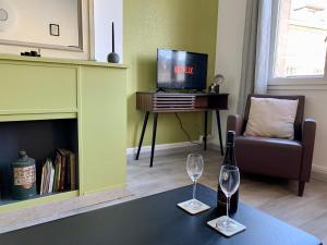 Televízia a/alebo spoločenská miestnosť v ubytovaní Appartement spacieux lumineux hypercentre