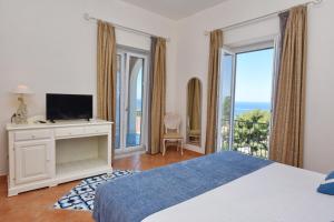 Postel nebo postele na pokoji v ubytování Hotel Garden Riviera + 37 fotografií