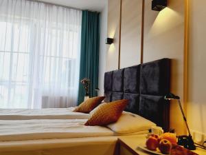 um quarto com uma cama e uma janela com fruta na secretária em Apartament Nadmorski HEXAGON - 5D Apartamenty em Grzybowo