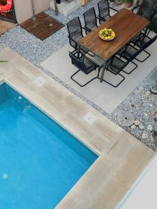 Bazén v ubytování Fos Villa, a Luxe House with Private Heated Pool nebo v jeho okolí