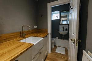 Kuchyň nebo kuchyňský kout v ubytování DUNDAS COTTAGE - Beautiful Spacious 3 Bed Cottage in Richmond, North Yorkshire + 30 fotografií