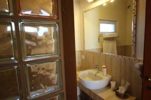 bagno con lavandino e specchio di Villa Bulcrini a Sant' Isidoro